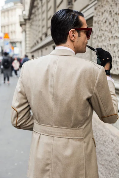 Модный мужчина на Неделе женской моды в Милане — стоковое фото