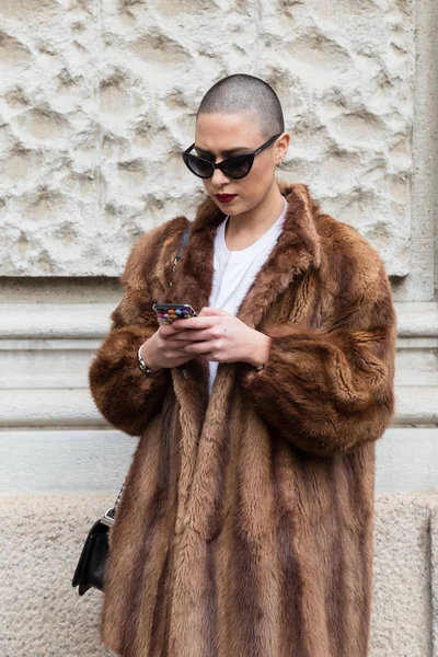 Mujer de moda en la Semana de la Moda Femenina de Milán —  Fotos de Stock