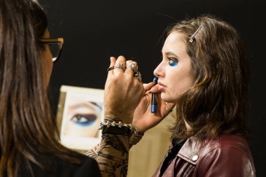 Backstage muhteşem modeli