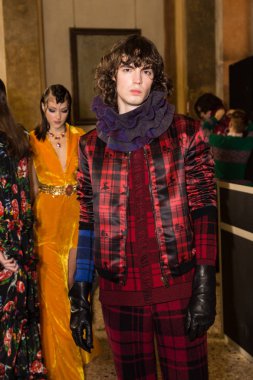 Backstage muhteşem modeli