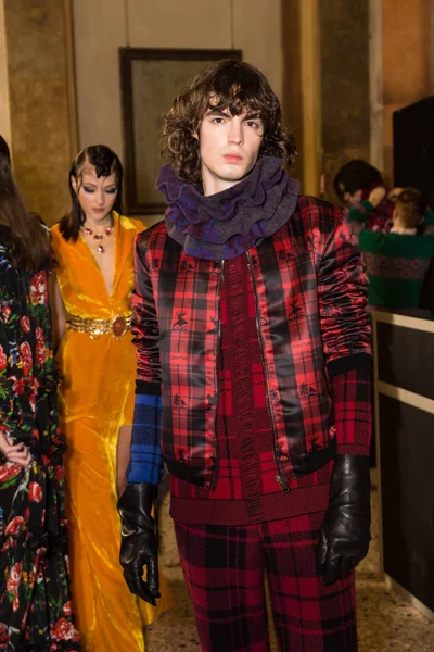 Backstage muhteşem modeli