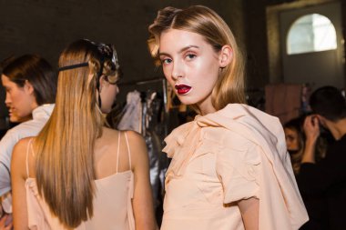 Backstage muhteşem modeli