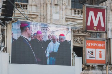 O'nun Kutsal Papa Francis gösterilen büyük ekran