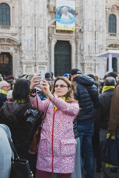Pilgrims welcome His Holiness Pope Francis — Stock Photo, Image