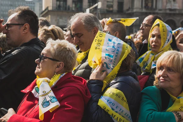 Pilgrims welcome His Holiness Pope Francis — Stock Photo, Image