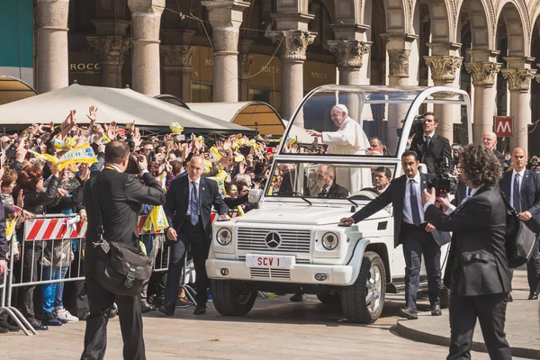 Zijn Heiligheid Paus Francis voldoet aan de pelgrims in Milaan, Italië — Stockfoto