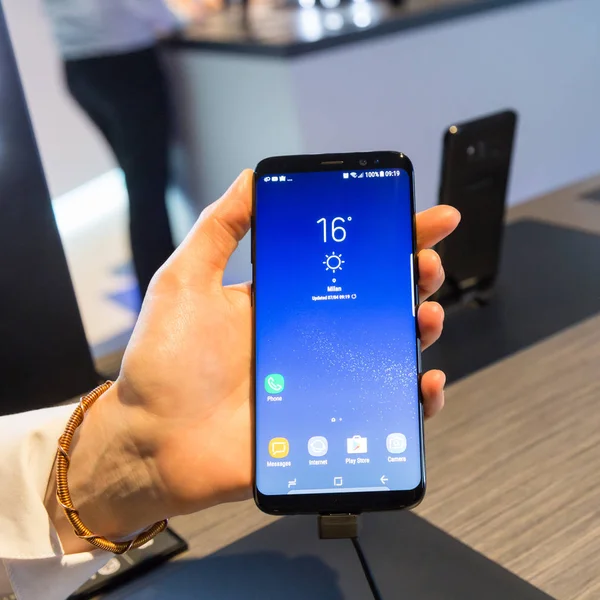 El nuevo Samsung S8 en Fuorisalone 2017 — Foto de Stock