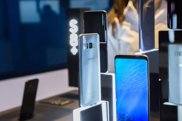 O novo Samsung S8 na Fuorisalone 2017 — Fotografia de Stock