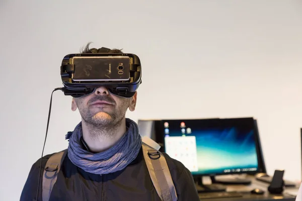 Homem tentando fone de ouvido de realidade virtual na Fuorisalone 2017 — Fotografia de Stock