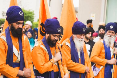 Vaisakhi geçit törenine katılan Sihler