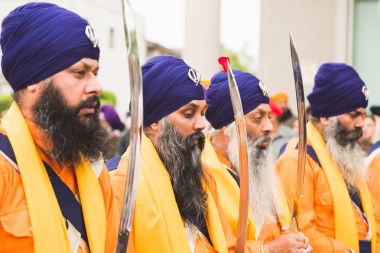 Vaisakhi geçit törenine katılan Sihler
