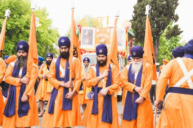 Vaisakhi geçit törenine katılan Sihler