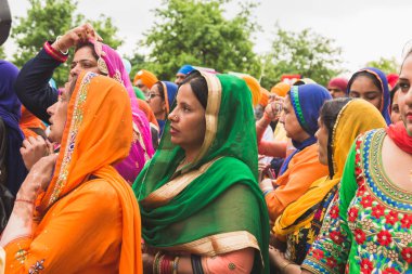 Vaisakhi geçit törenine katılan Sihler
