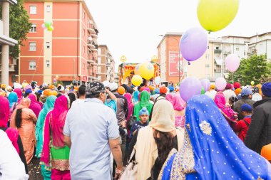 Vaisakhi geçit törenine katılan Sihler