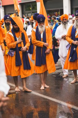 Vaisakhi geçit törenine katılan Sihler