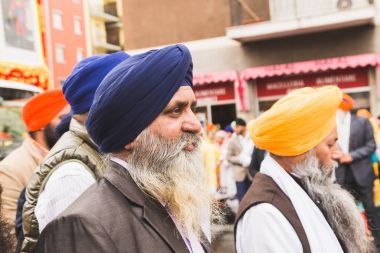 Vaisakhi geçit törenine katılan Sihler