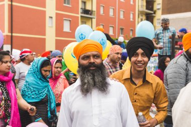 Vaisakhi geçit törenine katılan Sihler