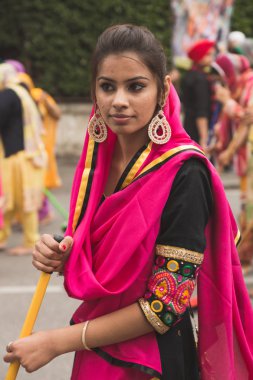Sih kadın Vaisakhi geçit törenine katılan