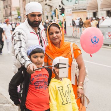 Vaisakhi geçit törenine katılan Sihler