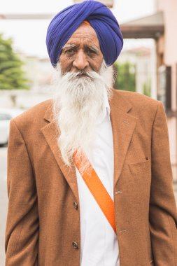Sih adam Vaisakhi geçit törenine katılan