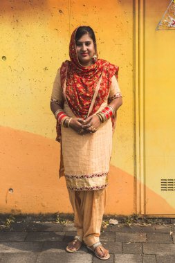 Sih kadın Vaisakhi geçit törenine katılan