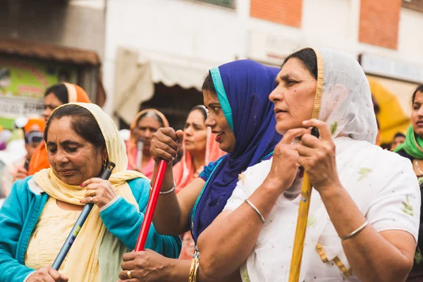 Sikh Frauen, die an der vaisakhi Parade teilnehmen — Stockfoto