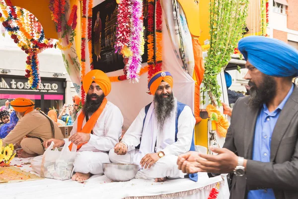 Vaisakhi geçit törenine katılan Sihler — Stok fotoğraf