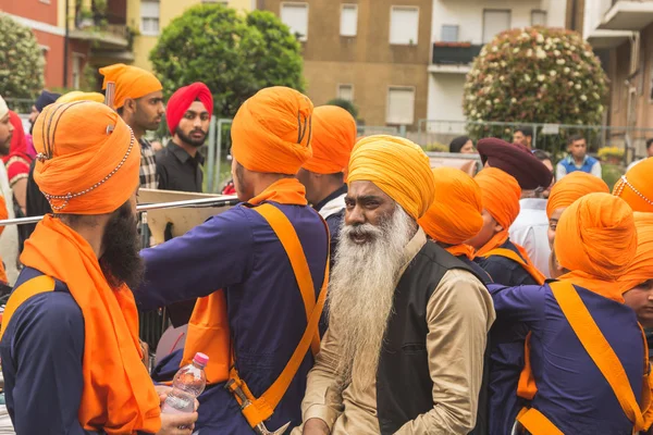 Vaisakhi geçit törenine katılan Sihler