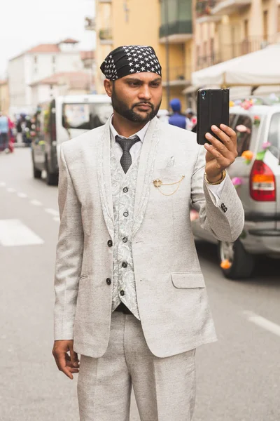 Sikhiska man tar del i Vaisakhi paraden — Stockfoto