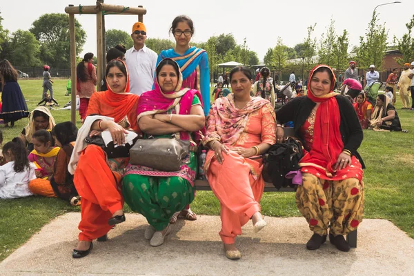 Sikh Frauen, die an der vaisakhi Parade teilnehmen — Stockfoto