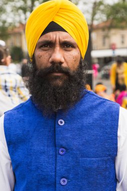 Sih adam Vaisakhi geçit törenine katılan