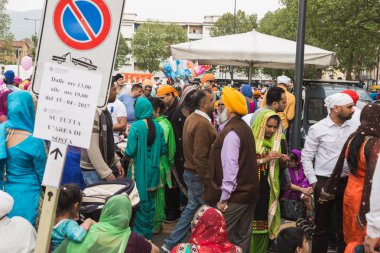 Vaisakhi geçit törenine katılan Sihler