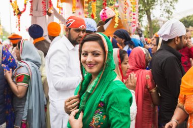 Vaisakhi geçit törenine katılan Sihler