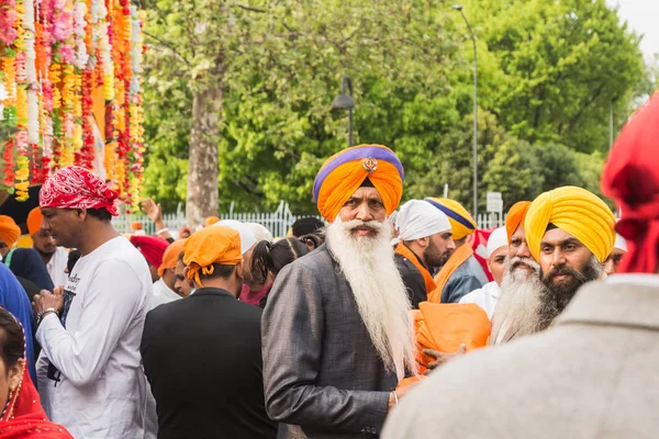 Vaisakhi geçit törenine katılan Sihler — Stok fotoğraf