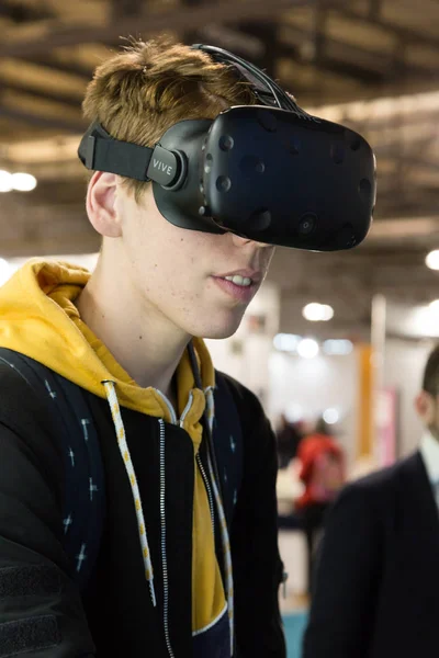 Mladý muž se snaží soupravu pro virtuální realitu na Tempo di Libri — Stock fotografie