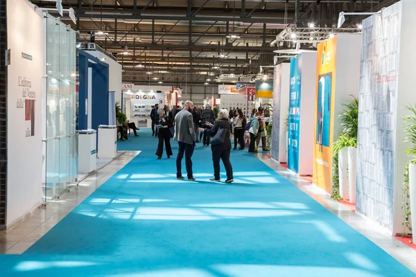 Persone in visita a Tempo di Libri a Milano — Foto Stock