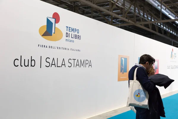 Personas que visitan Tempo di Libri en Milan, Italia —  Fotos de Stock