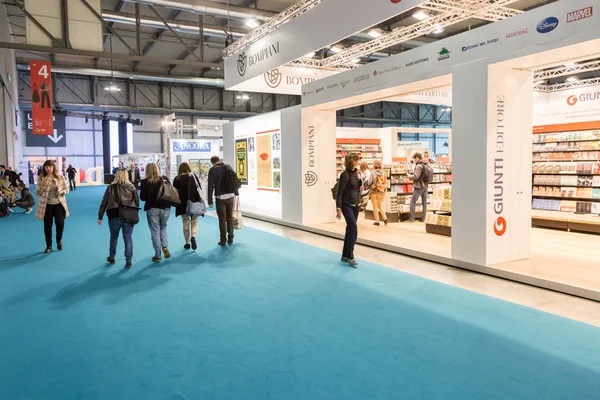 Personnes visitant Tempo di Libri à Milan, Italie — Photo