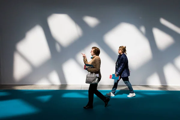 People visiting Tempo di Libri in Milan, Italy — Stock Photo, Image