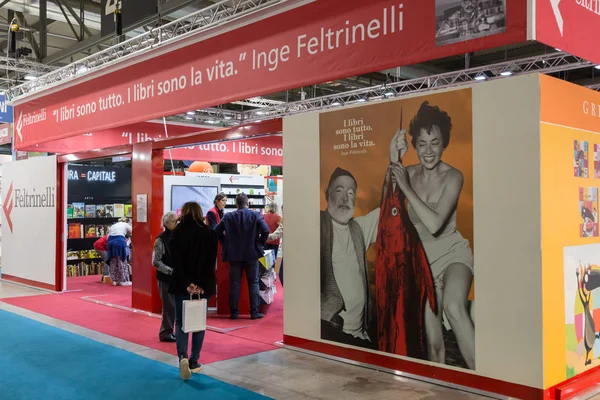 Personas que visitan Tempo di Libri en Milan, Italia —  Fotos de Stock