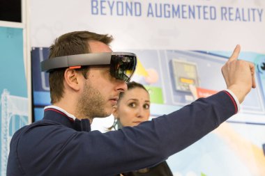 Çalışan adam augmented reality teknoloji Hub at 