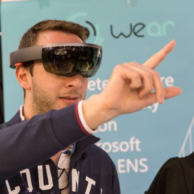Çalışan adam augmented reality teknoloji Hub at 