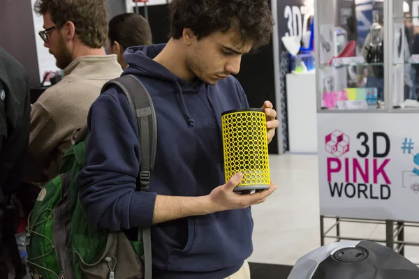 People visiting Technology Hub in Milan, Italy — Stock Photo, Image