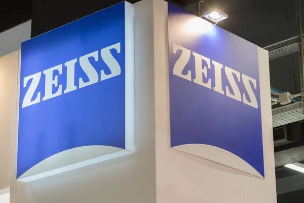 Zeiss σταθεί στο Hub τεχνολογία στο Μιλάνο, Ιταλία — Φωτογραφία Αρχείου