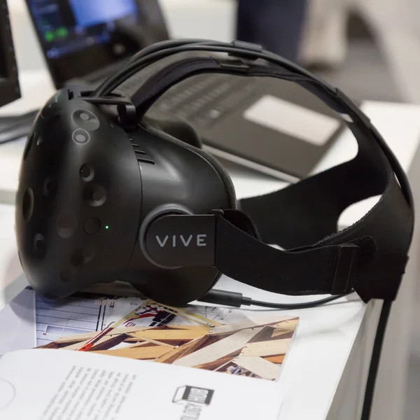 Headset de realidade virtual no Technology Hub em Milão, Itália — Fotografia de Stock