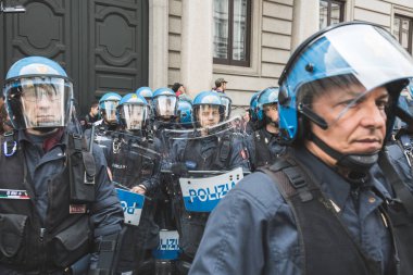 Kurtuluş günü geçit töreni sırasında isyan polis