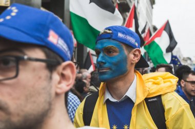 Kurtuluş günü geçit törenine katılan insanlar