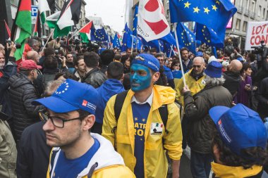 Kurtuluş günü geçit törenine katılan insanlar
