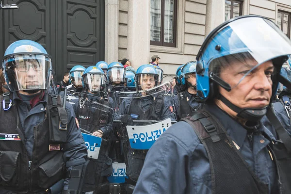 Policías antidisturbios durante el desfile del Día de la Liberación — Foto de Stock