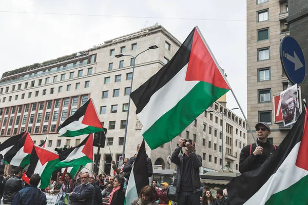 Pro-Palestinian demonstrators contest the Jewish Brigade — Stock Photo, Image